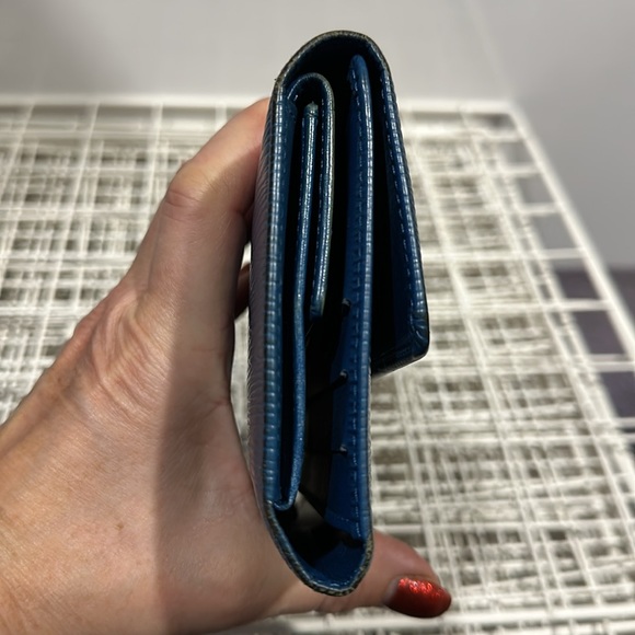 Luis Vuitton Cyan Blue Epi tri fold wallet. - Picture 4 of 17